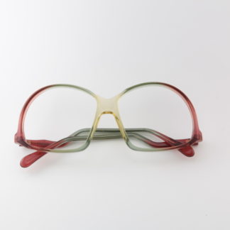 Lorsque la passion d’un produit se reflète dans le design, on pense à Cari Zalloni, avant-gardiste dans la création de lunettes culte dans les années 80. Un visionnaire, qui a révolutionné la conception des lunettes et qui a imposé de nouvelles tendances comme aucun autre. Il créa un style extraordinaire qui polarisa et qui passionne ses fans jusqu’à nos jours.